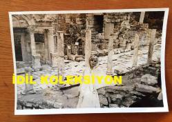 SES SANATÇISI RÜÇHAN ÇAMAY'IN ORİJİNAL 3'LÜ FOTOĞRAF SETİ - 18 x 12 cm EBADINDA - SİYAH & BEYAZ - RÜÇHAN ÇAMAY BEYAZ ELBİSESİYLE ANTİK AMFİ TİYATRODA POZ VERİRKEN ÇEKİLMİŞ 3 FARKLI FOTOĞRAF