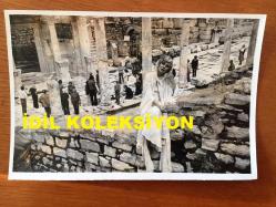 SES SANATÇISI RÜÇHAN ÇAMAY'IN ORİJİNAL 3'LÜ FOTOĞRAF SETİ - 18 x 12 cm EBADINDA - SİYAH & BEYAZ - RÜÇHAN ÇAMAY BEYAZ ELBİSESİYLE ANTİK AMFİ TİYATRODA POZ VERİRKEN ÇEKİLMİŞ 3 FARKLI FOTOĞRAF