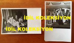 SES SANATÇISI RÜÇHAN ÇAMAY'IN ORİJİNAL 2'Lİ FOTOĞRAF SETİ - 18 x 12 cm EBADINDA - SİYAH & BEYAZ - RÜÇHAN ÇAMAY SAHNEDE ŞARKI SÖYLERKEN ÇEKİLMİŞ 2 FARKLI KARE, TURGUT DEMİRAĞ, SADRİ ALIŞIK ve ÇOLPAN İLHAN DİNLEYİCİLER ARASINDA