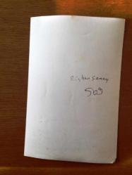 SES SANATÇISI RÜÇHAN ÇAMAY'IN ORİJİNAL 2'Lİ FOTOĞRAF SETİ - 18 x 12 cm EBADINDA - SİYAH & BEYAZ - RÜÇHAN ÇAMAY SAHNEDE ŞARKI SÖYLERKEN ÇEKİLMİŞ 2 FARKLI KARE, TURGUT DEMİRAĞ, SADRİ ALIŞIK ve ÇOLPAN İLHAN DİNLEYİCİLER ARASINDA