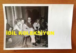 SES SANATÇISI RÜÇHAN ÇAMAY'IN ORİJİNAL 2'Lİ FOTOĞRAF SETİ - 18 x 12 cm EBADINDA - SİYAH & BEYAZ - RÜÇHAN ÇAMAY SAHNEDE ŞARKI SÖYLERKEN ÇEKİLMİŞ 2 FARKLI KARE, TURGUT DEMİRAĞ, SADRİ ALIŞIK ve ÇOLPAN İLHAN DİNLEYİCİLER ARASINDA