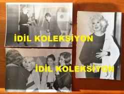 SES SANATÇISI RÜÇHAN ÇAMAY'IN ORİJİNAL 3'LÜ FOTOĞRAF SETİ - 18 x 12 cm EBADINDA - SİYAH & BEYAZ - RÜÇHAN ÇAMAY TRT YAPIMCILARIYLA KONUŞURKEN ve SİYAH BEYAZ ELBİSESİYLE GÜLÜMSEYİP KADRAJA POZ VERİRKEN ÇEKİLMİŞ 3 FARKLI KARE - 3 KASIM 1977
