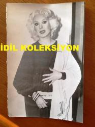 SES SANATÇISI RÜÇHAN ÇAMAY'IN ORİJİNAL 3'LÜ FOTOĞRAF SETİ - 18 x 12 cm EBADINDA - SİYAH & BEYAZ - RÜÇHAN ÇAMAY TRT YAPIMCILARIYLA KONUŞURKEN ve SİYAH BEYAZ ELBİSESİYLE GÜLÜMSEYİP KADRAJA POZ VERİRKEN ÇEKİLMİŞ 3 FARKLI KARE - 3 KASIM 1977