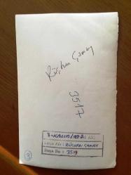 SES SANATÇISI RÜÇHAN ÇAMAY'IN ORİJİNAL 3'LÜ FOTOĞRAF SETİ - 18 x 12 cm EBADINDA - SİYAH & BEYAZ - RÜÇHAN ÇAMAY TRT YAPIMCILARIYLA KONUŞURKEN ve SİYAH BEYAZ ELBİSESİYLE GÜLÜMSEYİP KADRAJA POZ VERİRKEN ÇEKİLMİŞ 3 FARKLI KARE - 3 KASIM 1977