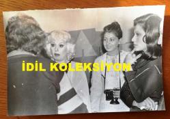 SES SANATÇISI RÜÇHAN ÇAMAY'IN ORİJİNAL 3'LÜ FOTOĞRAF SETİ - 18 x 12 cm EBADINDA - SİYAH & BEYAZ - RÜÇHAN ÇAMAY TRT YAPIMCILARIYLA KONUŞURKEN ve SİYAH BEYAZ ELBİSESİYLE GÜLÜMSEYİP KADRAJA POZ VERİRKEN ÇEKİLMİŞ 3 FARKLI KARE - 3 KASIM 1977