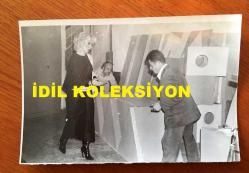 SES SANATÇISI RÜÇHAN ÇAMAY'IN ORİJİNAL 3'LÜ FOTOĞRAF SETİ - 18 x 12 cm EBADINDA - SİYAH & BEYAZ - RÜÇHAN ÇAMAY TRT YAPIMCILARIYLA KONUŞURKEN ve SİYAH BEYAZ ELBİSESİYLE GÜLÜMSEYİP KADRAJA POZ VERİRKEN ÇEKİLMİŞ 3 FARKLI KARE - 3 KASIM 1977