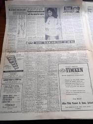 Hürriyet Gazetesi - 10 Mart 1960 - Generalliğe Yükselme Şartları Değiştiriliyor - Dil Bilen İhtisası Olan Albay General Olacak - Sukarno'nun Sarayına Bir Jet Tayyaresi Ateş Açtı - Tercüman Gazetesinden 3 Kişi 10 ar Aya Mahkum Edildi - CHP'de İkiliğe Karşı Mücadele - Nüfusu Artan İstanbul'un Dertleri De Kabarıyor - Amerikalı Savcı Morrison'un 3 Yıl Hapsini Ve Ordudan İhracını İstedi - Salacak Canavarı - Beni Bırakma Aşk Romanı Yazan Harold Robbins Yazı Dizisi - Topkapı'daki Hadiselerin Duruşması - Kalp Aldanmaz Aşk Ve Macera Romanı Çizen Faruk Geç - Mısır'daki Türk Vakıflarının İçyüzü - Küba'da Bir Sanayicinin 400 Milyon Türk Lirası Tutan Servetine El konuldu - Bu Yıl Moda Olan Çamaşırlar - Yılların Ardından Yazan Muazzez Tahsin Berkand Yazı Dizisi - Beşiktaş 4  Karagümrük 1 - Federasyon Kupası Basketbol Karşılaşmaları Dün Başladı - Avrupa Şampiyon Kulüpler Kupası Dömifinalinde Real Madrid Barcelona İle Karşılaşacak - Fenerbahçe'nin Yeni Stadı 15 Milyon Liraya Mal Olacak