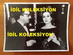 SES SANATÇISI RÜÇHAN ÇAMAY'IN ORİJİNAL BÜYÜK BOY FOTOĞRAFI - 24 x 18 cm EBADINDA - SİYAH & BEYAZ - RÜÇHAN ÇAMAY EŞİ TURGUT DEMİRAĞ İLE BİRLİKTEYKEN ÇEKİLMİŞ BİR KARE