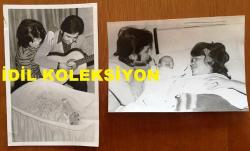 MİLLİ GİTARİST YURDAER DOĞULU'NUN ORİJİNAL 2'Lİ FOTOĞRAF SETİ - 18 x 12 cm EBADINDA - SİYAH & BEYAZ - YURDAER DOĞULU ve SERPİL DOĞULU'NUN BEBEKLERİ OZAN DOĞULU İLE ÇEKİLMİŞ 2 FARKLI FOTOĞRAFI