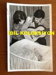 MİLLİ GİTARİST YURDAER DOĞULU'NUN ORİJİNAL 2'Lİ FOTOĞRAF SETİ - 18 x 12 cm EBADINDA - SİYAH & BEYAZ - YURDAER DOĞULU ve SERPİL DOĞULU'NUN BEBEKLERİ OZAN DOĞULU İLE ÇEKİLMİŞ 2 FARKLI FOTOĞRAFI
