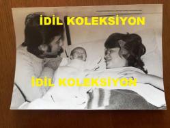 MİLLİ GİTARİST YURDAER DOĞULU'NUN ORİJİNAL 2'Lİ FOTOĞRAF SETİ - 18 x 12 cm EBADINDA - SİYAH & BEYAZ - YURDAER DOĞULU ve SERPİL DOĞULU'NUN BEBEKLERİ OZAN DOĞULU İLE ÇEKİLMİŞ 2 FARKLI FOTOĞRAFI