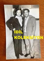 MİLLİ GİTARİST YURDAER DOĞULU'NUN ORİJİNAL FOTOĞRAFI - 14 x 9 cm EBADINDA - SİYAH & BEYAZ - YURDAER DOĞULU TAKIM ELBİSESİYLE KADRAJA POZ VERİRKEN ÇEKİLMİŞ BİR KARE