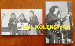 MİLLİ GİTARİST YURDAER DOĞULU'NUN ORİJİNAL 2'Lİ FOTOĞRAF SETİ - 14 x 9 cm EBADINDA - SİYAH & BEYAZ - YURDAER DOĞULU SAHNEDE GİTAR ÇALIP ŞARKI SÖYLERKEN VE ÇİZİLMİŞ BİR PORTRESİNİ ARKADAŞLARIYLA SAHNEDE TUTARKEN ÇEKİLMİŞ 2 FARKLI KARE