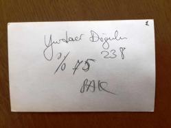 MİLLİ GİTARİST YURDAER DOĞULU'NUN ORİJİNAL 2'Lİ FOTOĞRAF SETİ - 14 x 9 cm EBADINDA - SİYAH & BEYAZ - YURDAER DOĞULU SAHNEDE GİTAR ÇALIP ŞARKI SÖYLERKEN VE ÇİZİLMİŞ BİR PORTRESİNİ ARKADAŞLARIYLA SAHNEDE TUTARKEN ÇEKİLMİŞ 2 FARKLI KARE