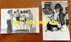 MİLLİ GİTARİST YURDAER DOĞULU'NUN ORİJİNAL 2'Lİ FOTOĞRAF SETİ - 14 x 9 cm EBADINDA - SİYAH & BEYAZ - YURDAER DOĞULU EŞİ SERPİL DOĞULU İLE KUTLAMA SIRASINDA PASTA KESERKEN ÇEKİLMİŞ 2 FARKLI KARE