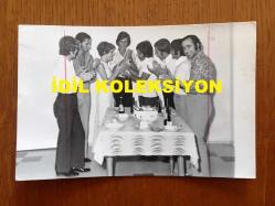 MİLLİ GİTARİST YURDAER DOĞULU'NUN ORİJİNAL 2'Lİ FOTOĞRAF SETİ - 14 x 9 cm EBADINDA - SİYAH & BEYAZ - YURDAER DOĞULU EŞİ SERPİL DOĞULU İLE KUTLAMA SIRASINDA PASTA KESERKEN ÇEKİLMİŞ 2 FARKLI KARE