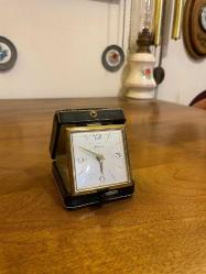 Avrupa kurmalı masa saati