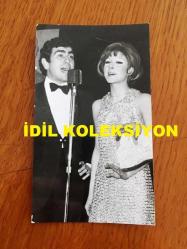 ERTAN ANAPA'NIN ORİJİNAL FOTOĞRAFI - 10 x 6 cm EBADINDA - SİYAH & BEYAZ - ERTAN ANAPA ve SEVİNÇ PEKİN SAHNEDE BİRLİKTE ŞARKI SÖYLERKEN ÇEKİLMİŞ BİR KARE