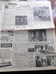 Akşam Gazetesi - 15 Şubat 1961 -  Celal Yardımcı Hakikati Burada Öğrendik Dedi - Anayasa Seçim Günü Halk Oyuna Sunulacak - Öğrenci Bursları Pazarlıkla Arttırıldı - Milyarlık Mirası Almaya Mısır'a Giden 9 Mirasçı - Lumumba'nın Katli Nefretle Karşılandı - Elektrik İşletmeleri Tek Elde Toplanacak - Kennedy Ankara'ya Yeni Elçi Tayin Etti - Yeni Türkiye Partisi Kurucuları Dün Çalıştılar - Hülagünün Gözdesi Çizen Suat Yalaz - Ateşli Kız Gina Yazan George Albert Gley Yazı Dizisi -  Fırıncılar Fabrika Kurmayı Kabul Etti - 1961 Yılı Balolar Mevsimi Açıldı - Günah Maskesi Aşk Ve His Romanı Resimleyen Remzi - Kont Senlibenli Çizgi Roman - Nazlı İle Hamza Çizgi Roman - Yaralı Gönül Çizgi Roman - Vadiler Hakimi Çizgi Roman - Bursa'da Bir Sanat Gecesi - Sevil Berberi Operası - Gölgeler ve İnsanlar Yazan Victoria Holt Yazı Dizisi - Vasco De Gama Fenerbahçe İle Oynamak İstiyor - Metin Oktay Bu Sezon 35 Gol Atacağım Dedi - Devlet Vekili Hayri Mumcuoğlu Kulüplere Mali Yardımı Vadetti - Futbol Sahası Mı
