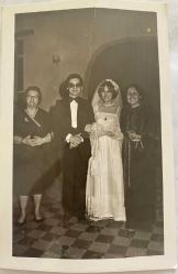 Düğünde gülümseyerek poz veren gelin-damat ve yakınlarının fotoğrafı. Stüdyo Levent ,ORİJİNAL SİYAH & BEYAZ, 14 x 9cm EBADINDA - 1940'LAR, 1950'LER, 1960'LAR ve 1970'LER