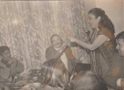 ÜNLÜ FOTOĞRAFI - GÜZİDE KASACI ŞARKI SÖYLERKEN SİYAH BEYAZ FOTOĞRAF