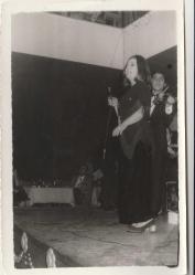 ÜNLÜ FOTOĞRAFI - GÜZİDE KASACI ŞARKI SÖYLERKEN SİYAH BEYAZ FOTOĞRAF