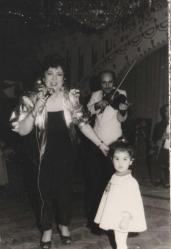 ÜNLÜ FOTOĞRAFI - GÜZİDE KASACI ŞARKI SÖYLERKEN SİYAH BEYAZ FOTOĞRAF