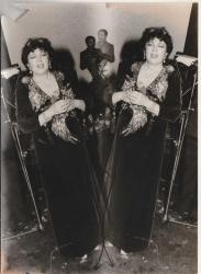 ÜNLÜ FOTOĞRAFI - GÜZİDE KASACI ŞARKI SÖYLERKEN SİYAH BEYAZ FOTOĞRAF