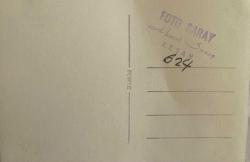 Davette sandalyede oturup gülümseyerek poz veren bir grup kadın ve erkek fotoğrafı. FOTO SARAY .ORİJİNAL SİYAH & BEYAZ, 14 x 9cm EBADINDA - 1940'LAR, 1950'LER, 1960'LAR ve 1970'LER