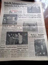 Havadis Gazetesi - 8 Ocak 1961 - Anayasa İhlal İlgisi Olmayan Eski Mebuslar Tahliye Edilecek - Topkapı Olayları Davasına Devam Edildi İki Sanık Tahliye Edildi - Sabık Savunma Bakanı Ethem Menderes Fotoğraf - 147 lerin Durumu Kurucu Meclise Götürülecek - Sümerbank Mamullerinde Geniş Çapta İndirim Yapıldı - 2. Demir Çelik Sanayii Anlaşması Yarın Yapılıyor - Kennedy'nin Sözleri Yazan Orhan Seyfi Orhon Köşe Yazısı - Temel Reis Çizen Ralph Stein - Bu Ceset Kimin Yazan W.J. Yazı Dizisi - Sahte Jilet İmal Edenler Tutuldu - Elizabeth Taylor Bir Mecmuanın Aleyhine 250.000 Dolarlık Tazminat Davası Açtı -  Kübalı'lar Anavatanlarını Terkediyor- Kocasından Boşanan Tina Onassis Şen Dul Hayatı Yaşıyor - İstanbul Ankara Radyosu Programı - Ordu Milli Takımımız Bugün Irak'la Oynuyor - Lider Galatasaray Dün Tatrana 2 1 Mağlup Oldu - İzmir'de Beşiktaş Altay'ı Yendi 2 1- Fenerbahçe Bugün Levski İle Oynuyor