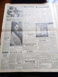 Havadis Gazetesi - 11 Ocak 1961 - Fikir İşçileri Ve Gazete Patronları Köşe Yazısı - 9 Gazete Sahibini Fikir İşçileri Protesto Etti - Gazete Sahipleri Basın Hürriyeti Mefhumunu İstismara Kalkmıştır - Örtülü Ödenek Davasında Sanıklar Müdafaa Yaptılar - Gençlik Fikir İşçilerini Davalarında Destekliyor - Milli Birlik Komitesi İrtibat Bürosunun 24 No.lu Tebliği - Temel Reis Çizen Ralph Stein - Fikir İşçiliği Yazan Orhan Seyfi Orhon Köşe - Verem Hastalığı ve Savaşı Yazan Doktor Aziz Yergök Köşe Yazısı - Bu Ceset Kimin Yazan W. J. Yazı Dizisi - Gazetelerden Başlıklar - Üniversite Köşesi - Ava Gardner İsmini Ve Dinini Değiştiriyor - İstanbul Tiyatrosunda Sakallı Gelin Oyunu Fotoğraf - Affetmeyen Kadın Yazan Jean P. Moerau Yazı Dizisi - İstanbul Ankara Radyosu Programı - Yaşar Doğunun Arkasından Yazan Ruhi Yıldırım Köşe Yazısı - Fenerbahçe İzmir Takımları İçin Dün Antrenman Yaptı - Yaşar Doğu'yu Toprağa Verdik - Bir Milyonerin Kurduğu Takım Boca Juniors 2.800.000 Lira Kar Temin Etti