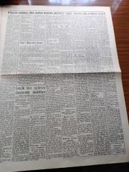 Havadis Gazetesi - 11 Ocak 1961 - Fikir İşçileri Ve Gazete Patronları Köşe Yazısı - 9 Gazete Sahibini Fikir İşçileri Protesto Etti - Gazete Sahipleri Basın Hürriyeti Mefhumunu İstismara Kalkmıştır - Örtülü Ödenek Davasında Sanıklar Müdafaa Yaptılar - Gençlik Fikir İşçilerini Davalarında Destekliyor - Milli Birlik Komitesi İrtibat Bürosunun 24 No.lu Tebliği - Temel Reis Çizen Ralph Stein - Fikir İşçiliği Yazan Orhan Seyfi Orhon Köşe - Verem Hastalığı ve Savaşı Yazan Doktor Aziz Yergök Köşe Yazısı - Bu Ceset Kimin Yazan W. J. Yazı Dizisi - Gazetelerden Başlıklar - Üniversite Köşesi - Ava Gardner İsmini Ve Dinini Değiştiriyor - İstanbul Tiyatrosunda Sakallı Gelin Oyunu Fotoğraf - Affetmeyen Kadın Yazan Jean P. Moerau Yazı Dizisi - İstanbul Ankara Radyosu Programı - Yaşar Doğunun Arkasından Yazan Ruhi Yıldırım Köşe Yazısı - Fenerbahçe İzmir Takımları İçin Dün Antrenman Yaptı - Yaşar Doğu'yu Toprağa Verdik - Bir Milyonerin Kurduğu Takım Boca Juniors 2.800.000 Lira Kar Temin Etti