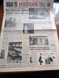 Havadis Gazetesi - 8 Şubat 1961 - 43.600.000 Dolarlık Yardım Çerçevesi Dahilinde Bol Miktarda İhtiyaç Maddesi İthal Edilecek - Yassıada'da Duruşmalar Yarın Başlıyor - Bulgurdağ'da Petrol Araması Hızlanıyor - Sivil Havacılık - Partilerin Kuruluş Hazırlıkları Hareretli Safhaya Girdi - Ege Üniversitesi Tıp Fakültesi Öğrencileri Tazminat Davası Açtı - Peter Zaroviç Tankerindeki Yangın Dün Söndü - Bozuk Ekmek Çıkaran Fırın Sayısı Azalıyor - Tecrübe Maymunu İnsan Yazan Orhan Seyfi Orhon Köşe - Temel Reis Çizen Ralph Stein - Kaçak Radyo Satan Şahıs Dün Yakalandı - Küba Basını Amerika'ya Hücuma Tekrar Başladı - Gazetelerden Başlıklar - Dünyanın En Büyük Motor Sergisi Londra'da Açıldı - Müzik Radyo Yazan Faruk Yener - Brigitte Bardot'u Karşı Panzehir - 40 Yaşından Büyükler İçin Polyo Aşısı - Basketbolda Tehir Maçı Fenerbahçe Beyoğluspor - Maç Biletlerine Zam Yapılması Muhtemel - Galatasaray'ı Mecmuası Çıktı - Futbol Yıldızları Boniperti İtalyan Yazan Vefki Türkkan - Gol Krallığında Son Durum -