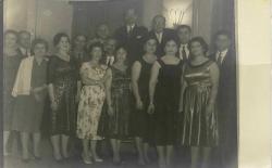 Davette gülümseyerek poz veren bir grup kadın ve erkek fotoğrafı .ORİJİNAL SİYAH & BEYAZ, 14 x 9cm EBADINDA - 1940'LAR, 1950'LER, 1960'LAR ve 1970'LER