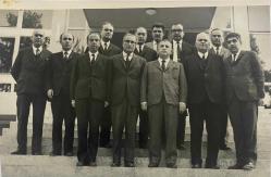 Takım elbise giyinip ayakta poz veren bir grup erkek fotoğrafı. FOTO NARİN.  ORİJİNAL SİYAH & BEYAZ, 14 x 9cm EBADINDA - 1940'LAR, 1950'LER, 1960'LAR ve 1970'LER