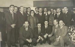 Davette gülümseyerek poz veren bir grup kadın ve erkek fotoğrafı. ORİJİNAL SİYAH & BEYAZ, 14 x 9cm EBADINDA - 1940'LAR, 1950'LER, 1960'LAR ve 1970'LER