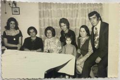 Masada otururken gülümseyerek poz veren bir grup kadın-erkek ve çocuk fotoğrafı. 08.01.1974 .ORİJİNAL SİYAH & BEYAZ, 14 x 9cm EBADINDA - 1940'LAR, 1950'LER, 1960'LAR ve 1970'LER