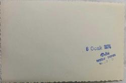 Masada otururken gülümseyerek poz veren bir grup kadın-erkek ve çocuk fotoğrafı. 08.01.1974 .ORİJİNAL SİYAH & BEYAZ, 14 x 9cm EBADINDA - 1940'LAR, 1950'LER, 1960'LAR ve 1970'LER