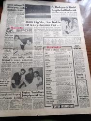 Havadis Gazetesi - 21 Şubat 1961 - Seçimlerin Kati Tarihi Henüz Tesbit Olunmadı - Türk Kaptanları Amerika'da - Atoma Karşı Filozoflar Eylemde Fotoğraf - Bertrand Russell - Duruşma Esnasında Kalp Krizi Geçirerek Vefat Etmiş Olan Eski Sağlık Bakanı Doktor Lütfi Kırdar Hakkında Dava Düştü - Kennedy Tunus'u Ziyaret Edecek - Lütfi Kırdar'ın Cenazesinde Hadise Çıkaran İki Kişi Daha Nezarete Alındı - Marilyn Monroe Acaba Niçin Ruh Hastasıdır - Dedektif Kerry Drake Çizgi Roman - Ramazan Köşesi İftar Sofrası Yazan Ali Rıza Alp - Bir Amerikan Orkestrası Rusya'ya Gitti - Temel Reis Çizen Ralph Stein - Brigitte Bardot İle 4 Yıl Alain Carre'nin Hatıraları Yazı Dizisi - Sophia Loren'in Talihi Acaba Alt Üst Mü Oldu - Fenerbahçe'nin Reisi Bugün Belli Olacak - Mevcut Şartname İle Mithatpaşa Stadı Işıklandırılamaz - İsrail Başkonsolosu Galatasaray Başkanı Refik Selimoğlu İle Görüştü - Maçlar Ve Takımların Durumları Tahmin - Beykoz Hedefimiz Şampiyonluktur Dedi