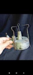Eski dönem gaz ocağı ve kandil . İkisiDE çok iyi durumda. Koleksiyon Dekorluk kullanımlık. Kandil damgalı 2 si beraber satista.