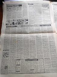 Ulus Gazetesi - 15 Temmuz 1961 - Yeni Türkiye Partisi Mi Yeni Demokrat Parti Mi Yazan Yakup Kadri Karaosmanoğlu Köşe Yazısı - CHP'nin Geçirdiği Sınav Yazan Bülent Ecevit Köşe Yazısı - Anayasayı İhlal Edenlerin Cezalandırılması İstendi - Alman Kredisini Meclis Dün Kabul Etti - Sarışın Bomba Marilyn Monroe Tekerlekli Sandalye İle Hastahaneden Çıktı Fotoğraf - Maliye Bakanı Kemal Kurdaş Müşterek Pazara Gireceğiz Dedi - Dün Halkoyunun Sonucu Alındı - Yedeksubaylar Diploma Aldı - Grev Toplumsal Sözleşme Tasarısı Hazırlandı - Silahlı Yarışı Hızlanıyor Yazan Ahmet Şükrü Esmer Köşe Yazısı - Ahlaka Bağlı Politika Yazan Selahattin Hakkı Esatoğlu - Fıstık Çıkarma Makinesi - Tim Morton Ölüm Nöbeti Çizgi Roman - Yalnızlar Yazan Erhan Bener - Esrarengiz Dünyalar Yazan Ray Bradbury - Suat Mamat Galatasaray İle Anlaşıp Yeni Mukavele İmzaladı - Lazio'nun Takip Olduğu İkinci Türk Can Bartu Bu Ay Sonunda Gidiyor - Metin Oktay Dün Galatasaray Adasındaydı - Mustafa Ertan PTT'ye Antrenör Futbolcu Olacak