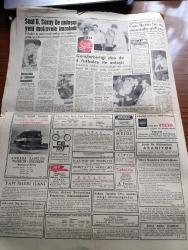 Ulus Gazetesi - 15 Temmuz 1961 - Yeni Türkiye Partisi Mi Yeni Demokrat Parti Mi Yazan Yakup Kadri Karaosmanoğlu Köşe Yazısı - CHP'nin Geçirdiği Sınav Yazan Bülent Ecevit Köşe Yazısı - Anayasayı İhlal Edenlerin Cezalandırılması İstendi - Alman Kredisini Meclis Dün Kabul Etti - Sarışın Bomba Marilyn Monroe Tekerlekli Sandalye İle Hastahaneden Çıktı Fotoğraf - Maliye Bakanı Kemal Kurdaş Müşterek Pazara Gireceğiz Dedi - Dün Halkoyunun Sonucu Alındı - Yedeksubaylar Diploma Aldı - Grev Toplumsal Sözleşme Tasarısı Hazırlandı - Silahlı Yarışı Hızlanıyor Yazan Ahmet Şükrü Esmer Köşe Yazısı - Ahlaka Bağlı Politika Yazan Selahattin Hakkı Esatoğlu - Fıstık Çıkarma Makinesi - Tim Morton Ölüm Nöbeti Çizgi Roman - Yalnızlar Yazan Erhan Bener - Esrarengiz Dünyalar Yazan Ray Bradbury - Suat Mamat Galatasaray İle Anlaşıp Yeni Mukavele İmzaladı - Lazio'nun Takip Olduğu İkinci Türk Can Bartu Bu Ay Sonunda Gidiyor - Metin Oktay Dün Galatasaray Adasındaydı - Mustafa Ertan PTT'ye Antrenör Futbolcu Olacak