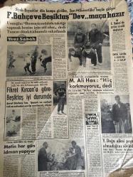 YENİ SABAH GAZETESİ 10 OCAK 1964 YIL :26 SAYI :8919--Türkler Kıbrıs da Ayrı İdare Kurdu --55 Mil tutan Limasol yolculuğu maceraydı ---Konferansın hangi gün toplanacağı belli değil ---YTP den 12 senatör ve mebus istifa etti --Bir otelde üç gün başbaşa kalmışlar ---İngilizler Rumlardan Çekiniyor --Gümülcineli yobaza mektup --Türk Edebiyatı büyük bir değer  kaybetti : Halide Edip Adıvar --M.Davies gece de iki bin lira alacak ---Türk müziğinin  ses vadisinde en büyük ve şahane temsilcisi :Münir Nurettin Selçuk --Radyo Programlar ---Fenerbahçe ve Beşiktaş dev maça hazır ---Fikret Kırcan a göre Beşiktaş iyi durumda --M.Ali Has : Hiç korkmuyoruz dedi --Y.Doğu ailesi para almadığını söyledi --Fenerbahçe de prim  usulü değişiyor --Aydemir in idam cezası  tasdik edildi --Gelin arabası  dört saat dağ başında kaldı --Athenagoras Kanada yı gidecek---AP liler Hükümetin Kıbrıs Politikasını Beğenmiyor --