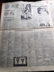 Hürriyet Gazetesi - 5 Haziran 1961 - Amerika ile Sovyetler Arasında Bütün Seviyelerde Temaslar Devam Edecek - Kennedy İle Kruşçef'in Viyana'daki Toplantısı Sona Erdi - Ayrılırken Kennedy Gülüyor Kruşçef Sabit Nazarla Bakıyordu - CHP de Kasım Gülek Yüzünden İkilik Mevcut - Kepez Elektrik Santrali Ay Sonunda Hizmete Giriyor - Harice Seyahat İçin 200 Dolar Almak Şart - Kadın Ticaretine Paydos - Gün Battıktan Sonra Aşk Romanı Yazan Elizabeth Seiffert Yazı Dizisi - Cezayir Davası Yazan M. Feridun Bellisar - Namık Kemal Şilebi Okul Gemisi Olarak Kullanılacak - Dedektif Nik'in Maceraları Çizgi Roman - Yunus Emre İçin Yeni Bir İddia İleri Sürülüyor - Mavi Ufuklar Aşk Ve Macera Romanı Çizen Faruk Geç - Defterimi Kapıyorum Aşk Romanı Fazıla Atabek Yazı Dizisi - Serbest Güreşte Üçüncü Olabildik - 1 Numaralı Tenisçimiz Nazmi Bari Şampiyon - Karşıyaka Ogün Altıparmak'ı Bırakmak İstemiyor - Fatoş Çizgi Roman - Güngörmüşler Çizgi Roman - Gökler Hakimi Gordon Çizgi Roman - Ülker Bisküvi
