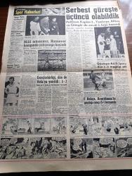 Hürriyet Gazetesi - 5 Haziran 1961 - Amerika ile Sovyetler Arasında Bütün Seviyelerde Temaslar Devam Edecek - Kennedy İle Kruşçef'in Viyana'daki Toplantısı Sona Erdi - Ayrılırken Kennedy Gülüyor Kruşçef Sabit Nazarla Bakıyordu - CHP de Kasım Gülek Yüzünden İkilik Mevcut - Kepez Elektrik Santrali Ay Sonunda Hizmete Giriyor - Harice Seyahat İçin 200 Dolar Almak Şart - Kadın Ticaretine Paydos - Gün Battıktan Sonra Aşk Romanı Yazan Elizabeth Seiffert Yazı Dizisi - Cezayir Davası Yazan M. Feridun Bellisar - Namık Kemal Şilebi Okul Gemisi Olarak Kullanılacak - Dedektif Nik'in Maceraları Çizgi Roman - Yunus Emre İçin Yeni Bir İddia İleri Sürülüyor - Mavi Ufuklar Aşk Ve Macera Romanı Çizen Faruk Geç - Defterimi Kapıyorum Aşk Romanı Fazıla Atabek Yazı Dizisi - Serbest Güreşte Üçüncü Olabildik - 1 Numaralı Tenisçimiz Nazmi Bari Şampiyon - Karşıyaka Ogün Altıparmak'ı Bırakmak İstemiyor - Fatoş Çizgi Roman - Güngörmüşler Çizgi Roman - Gökler Hakimi Gordon Çizgi Roman - Ülker Bisküvi