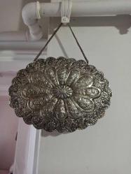 ESKİLERDEN GÜMÜŞ BÜYÜK EBAT 900 AYAR DAMGALI KABARTMA İŞÇİLİKLİ FLORAL DESENLERLE BEZENMİŞ AYNA 25 CM X 19 CM ÖLÇÜLERİNDEDİR.
