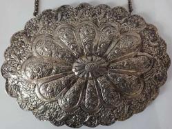 ESKİLERDEN GÜMÜŞ BÜYÜK EBAT 900 AYAR DAMGALI KABARTMA İŞÇİLİKLİ FLORAL DESENLERLE BEZENMİŞ AYNA 25 CM X 19 CM ÖLÇÜLERİNDEDİR.