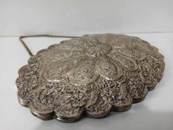 ESKİLERDEN GÜMÜŞ BÜYÜK EBAT 900 AYAR DAMGALI KABARTMA İŞÇİLİKLİ FLORAL DESENLERLE BEZENMİŞ AYNA 25 CM X 19 CM ÖLÇÜLERİNDEDİR.