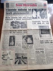 Son Havadis Gazetesi - 2 Haziran 1961 - Gazeteler Hadiseleri Tek Taraflı Göstermemelidir - Olaylar Gazetenin Takip Ettiği Siyasete Uymuyorsa O Siyaset Değiştirilmelidir - Tevfik İleri'nin Kızı Ve Akrabaları Fotoğraf - Sipahioğlu Gençliği CHP Tahrik Etti Dedi - Yassıada Duruşmaları - Ahlak Yapısı Çirkin Bir Yazan Peyami Safa Köşe Yazısı - Sarı Çizmeli Yazan Adviye Fenik - Tarihte Adli Hatalar Yazan Leonard Knott Yazı Dizisi - Türkiye'de Komünist Hareketleri Hazırlayan İlhan Darendelioğlu Yazı Dizisi - Osmanlı Sosyalist Fırkası - Vizonlu Venüs Yazan John O'Hara Yazı Dizisi - Vatan Cephesi Davası - Opon Ağrı Kesici - İstanbul Üniversitesinde İmtihanlar Dün Başladı - Dünya Güreş Şampiyonası Bugün Başlıyor - Gazi Koşusu Yapılıyor - Altın Çivili Atletizm Yarışması - Galatasaray İki Maç İçin Adapazarına Gidiyor - Arı Hafiye Çizen Harry Smith - Tahta Bacak Çizgi Roman - Dümenço Çizen Yurdagün - Fenerbahçe Steogul Rossu İle Ekim'de Oynuyor - Beşiktaş'ın Oyuncu Deniyor - Dünyada Spor