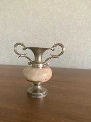 Vintage mermer gövde pirinç kulplu vazo